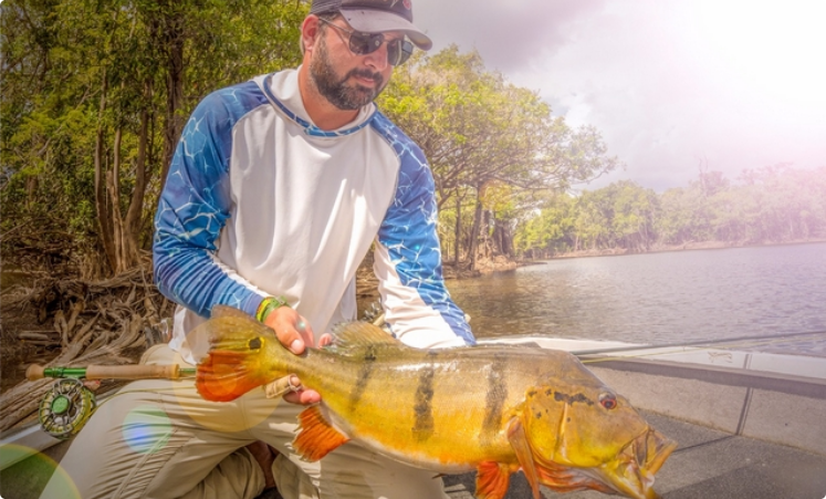 Pescador segurando um peixe